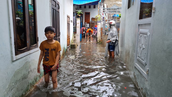 Mưa lớn kéo dài, hàng trăm hộ dân lội nước bì bõm giữa Quy Nhơn - Ảnh 7.