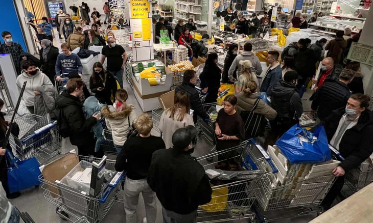 Vì sao người Nga ùn ùn xếp hàng mua đồ nội thất IKEA? - Ảnh 1. Vì sao người Nga ùn ùn xếp hàng mua đồ nội thất IKEA? - Ảnh 1.