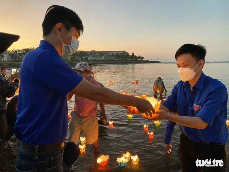 Thả hàng nghìn hoa đăng trên biển Cửa Đại tưởng niệm nạn nhân vụ lật tàu - Ảnh 1.