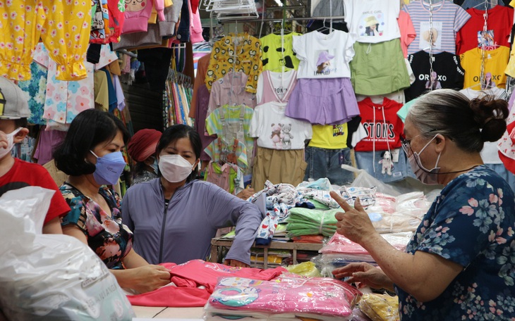 Giảm thuế VAT, vừa làm vừa lo