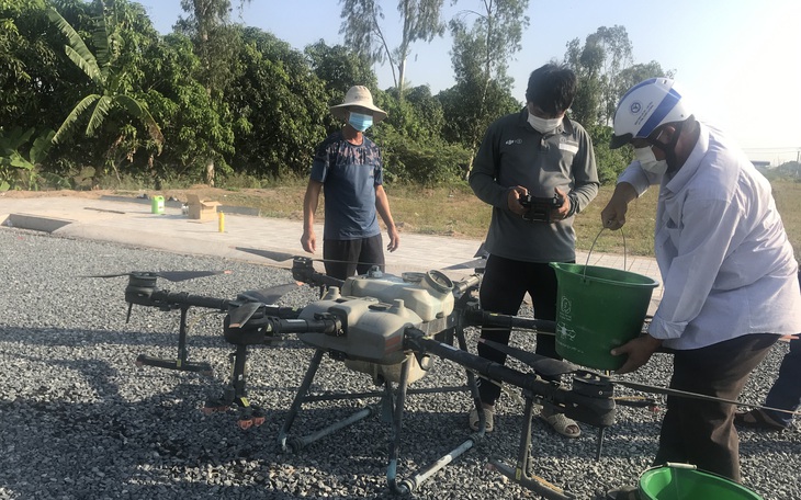 Nông dân miền Tây phun thuốc bảo vệ thực vật nhanh gấp 10 lần nhờ drone