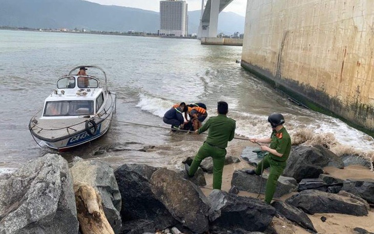 Người đàn ông dọa tự tử trên cầu Thuận Phước đã quay lại nhảy cầu qua đời