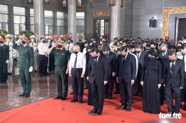 Lãnh đạo viết sổ tang thương tiếc cán bộ trẻ năng động, tận tụy Lê Hòa Bình - Ảnh 1.