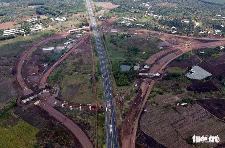 Cao tốc Dầu Giây - Phan Thiết dần lộ diện - Ảnh 1.