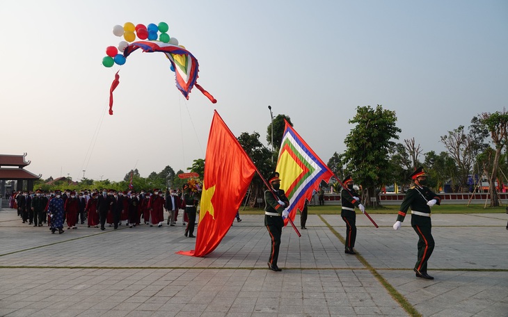 Hàng ngàn người miền Tây dự lễ giỗ Tổ Hùng Vương tại đền thờ mới khánh thành