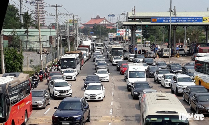 Du khách tiếp tục đến Vũng Tàu, giao thông ùn ứ, giá khách sạn tăng gấp đôi - Ảnh 1.