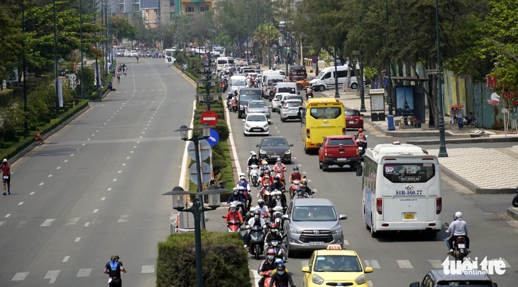 Du khách tiếp tục đến Vũng Tàu, giao thông ùn ứ, giá khách sạn tăng gấp đôi - Ảnh 4.