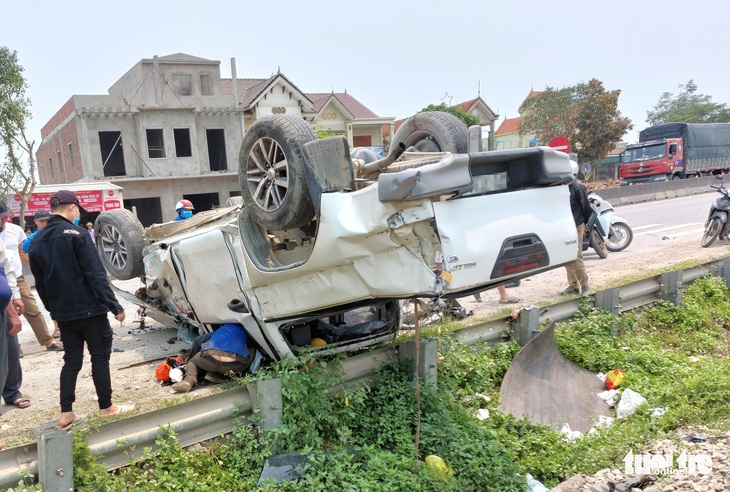 Cố băng qua đường sắt, xe bán tải bị tông nát - Ảnh 1.