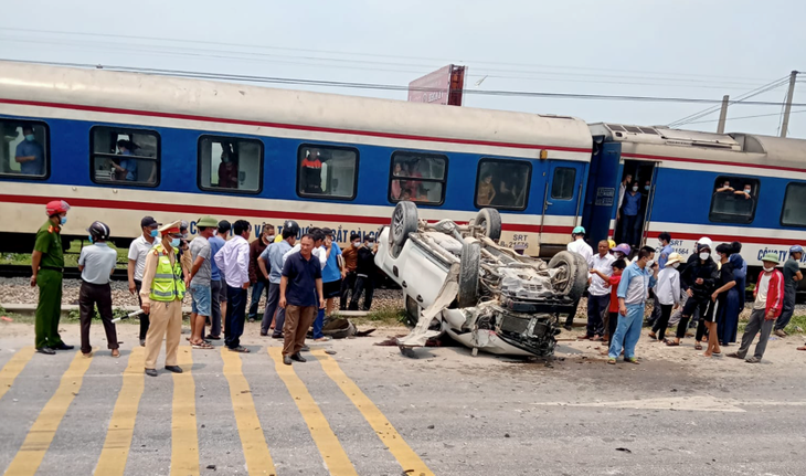 Cố băng qua đường sắt, xe bán tải bị tông nát - Ảnh 2.