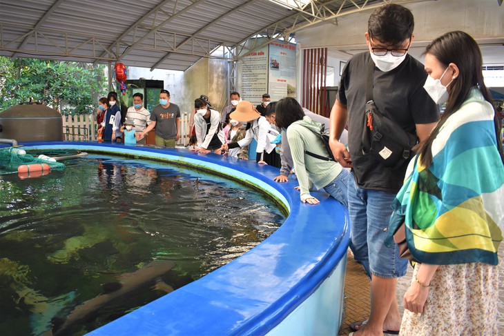 Biển Nha Trang kín khách chơi lễ - Ảnh 3.