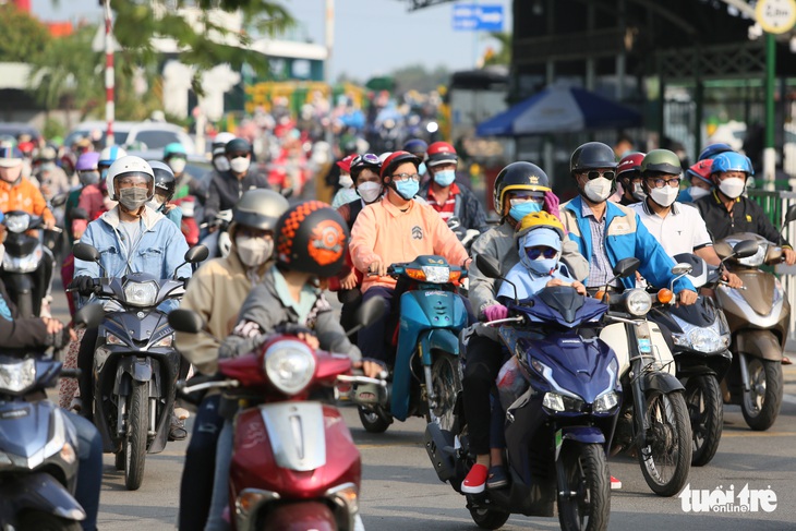 Sau lễ, ôtô xếp hàng, xe máy đội nắng về lại TP.HCM - Ảnh 2. Sau lễ, ôtô xếp hàng, xe máy đội nắng về lại TP.HCM - Ảnh 2.