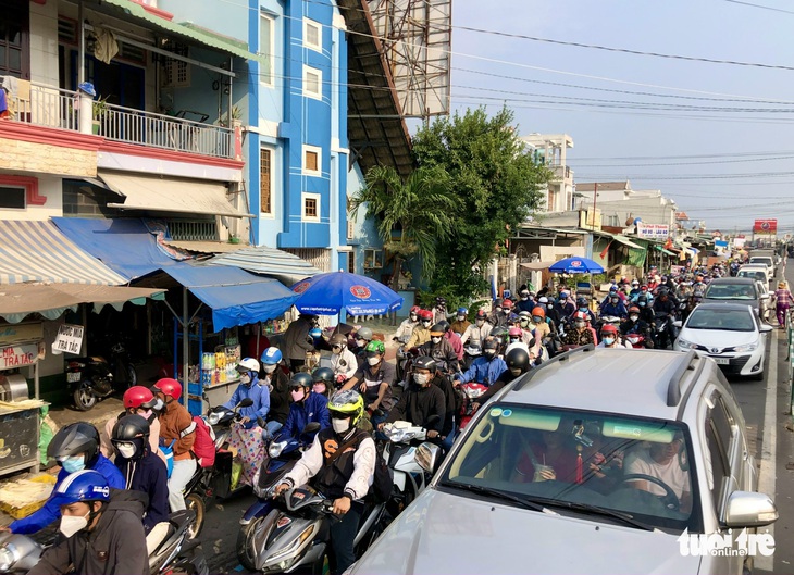 Sau lễ, ôtô xếp hàng, xe máy đội nắng về lại TP.HCM - Ảnh 4. Sau lễ, ôtô xếp hàng, xe máy đội nắng về lại TP.HCM - Ảnh 4.