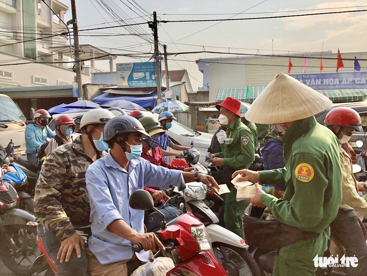 Sau lễ, ôtô xếp hàng, xe máy đội nắng về lại TP.HCM - Ảnh 6. Sau lễ, ôtô xếp hàng, xe máy đội nắng về lại TP.HCM - Ảnh 6.