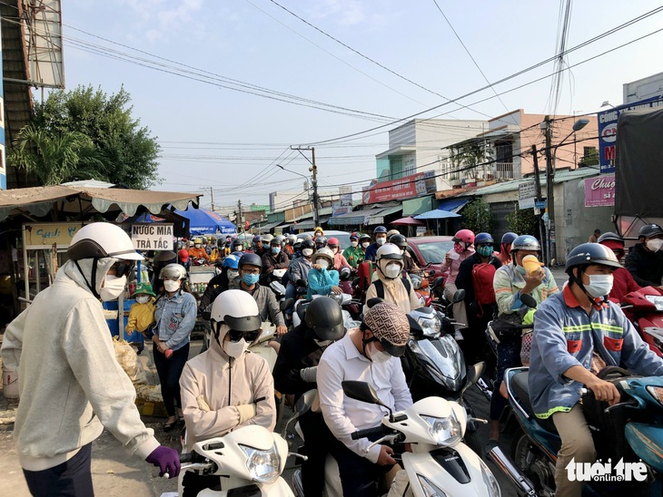 Sau lễ, ôtô xếp hàng, xe máy đội nắng về lại TP.HCM - Ảnh 5. Sau lễ, ôtô xếp hàng, xe máy đội nắng về lại TP.HCM - Ảnh 5.