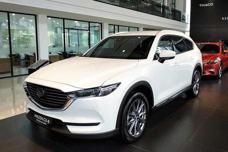 Mazda CX-8 giảm giá sốc, thấp nhất còn 919 triệu đồng tại đại lý, tăng sức đấu Hyundai Santa Fe - Ảnh 2.