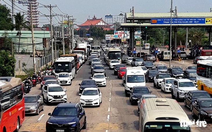 Đi xa, mệt nhất và giận nhất là kẹt xe ở trạm thu phí