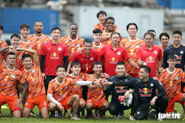 CLB Hoàng Anh Gia Lai tập luyện dưới mưa lớn chờ đá Yokohama F.Marinos - Ảnh 8.