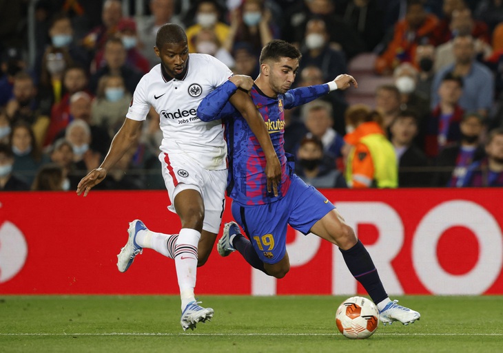 Barca thua Frankfurt, bị loại khỏi Europa League - Ảnh 2.