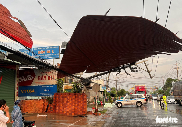 Mưa dông lốc làm sập, tốc mái 38 căn nhà tại An Giang - Ảnh 1.