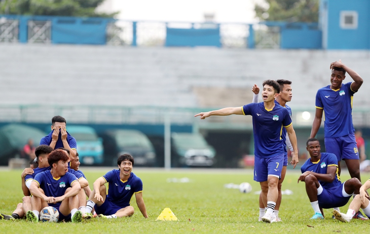 Bầu Đức ra sân tập động viên thầy trò HLV Kiatisak trước AFC Champions League 2022 - Ảnh 3.