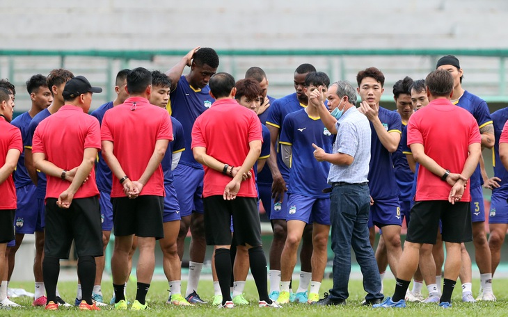 Bầu Đức ra sân tập động viên thầy trò HLV Kiatisak trước AFC Champions League 2022