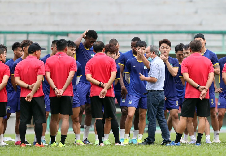 Bầu Đức ra sân tập động viên thầy trò HLV Kiatisak trước AFC Champions League 2022 - Ảnh 1.