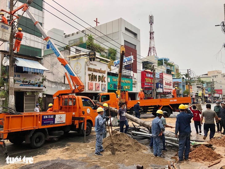 Trụ điện cao 10 mét đổ ụp chắn ngang đường vì bị đào hố sát bên - Ảnh 2.