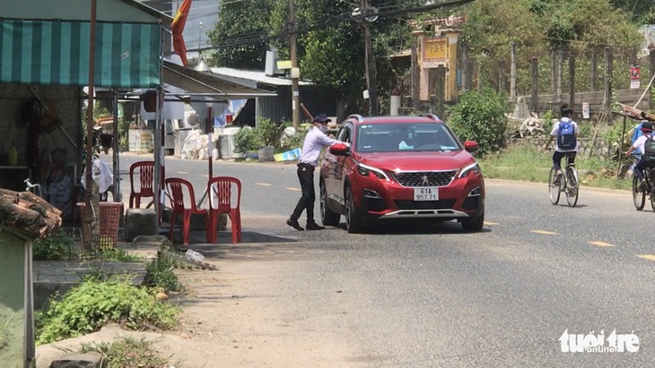 Chốt thu phí bao vây núi Sam, núi Cấm, thu không chừa ai - Ảnh 1.