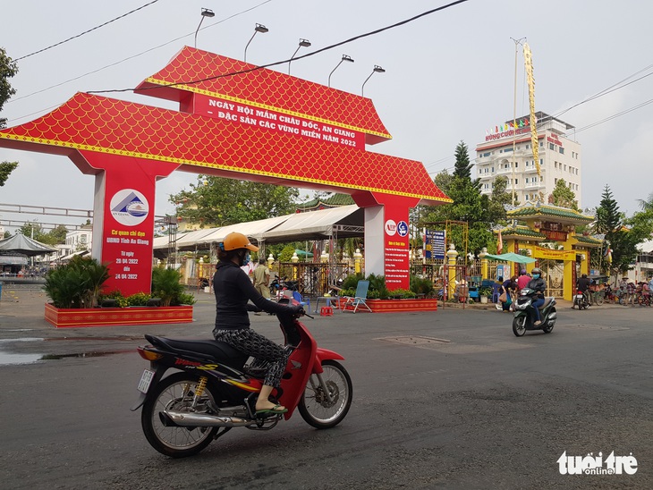 Ngày hội mắm Châu Đốc thu hút 180 gian hàng đặc sản đến từ 20 tỉnh, thành - Ảnh 2.