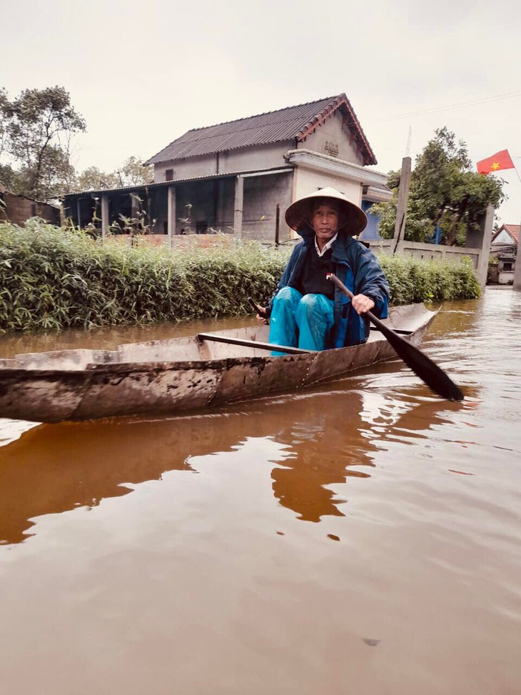 Người dân miền Trung bì bõm lội lũ giữa mùa nắng - Ảnh 2.