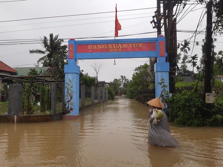 Người dân miền Trung bì bõm lội lũ giữa mùa nắng - Ảnh 1.