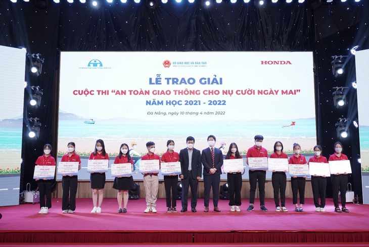 Trao giải cuộc thi ‘An toàn giao thông cho nụ cười ngày mai’ năm 2021 - 2022 - Ảnh 2.