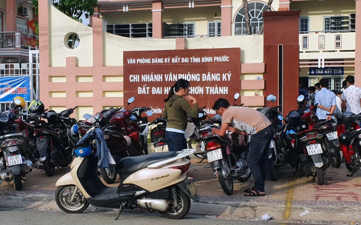 Bình Phước: Hàng trăm người chen lấn, ngã lăn quay khi xếp hàng làm sổ đỏ