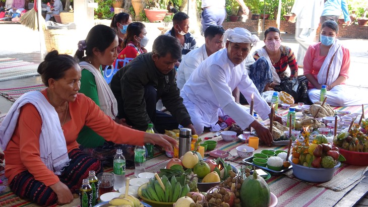 Hàng ngàn người dự khai hội Tháp Bà Ponagar sau 2 năm tạm ngưng - Ảnh 3.