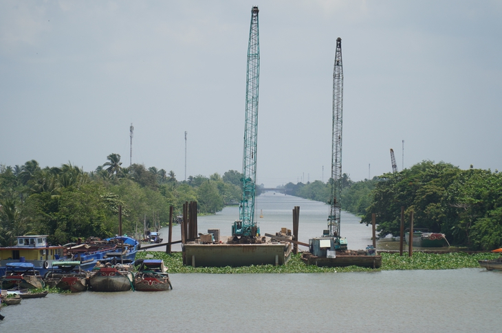 Độ mặn sông Tiền giảm, Tiền Giang tháo đập thép tạm - Ảnh 1.