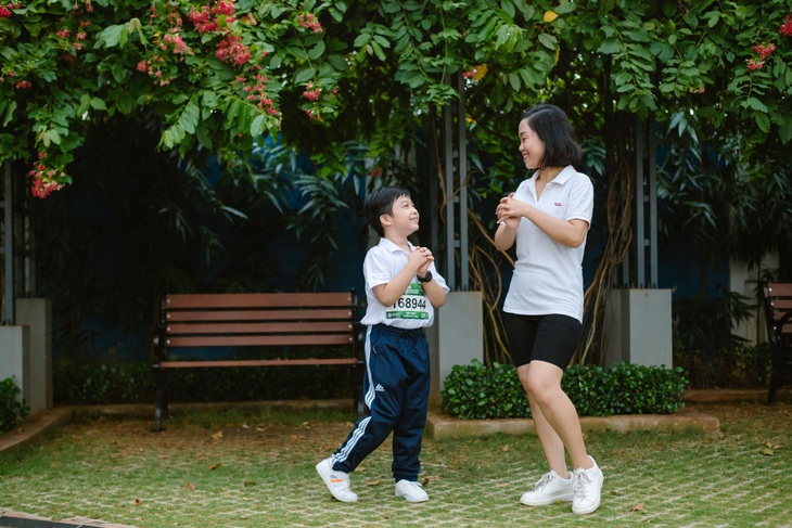 ‘Runner nhí’ hứng khởi nhận giải thưởng chạy bộ trực tuyến MILO Erun - Ảnh 1.