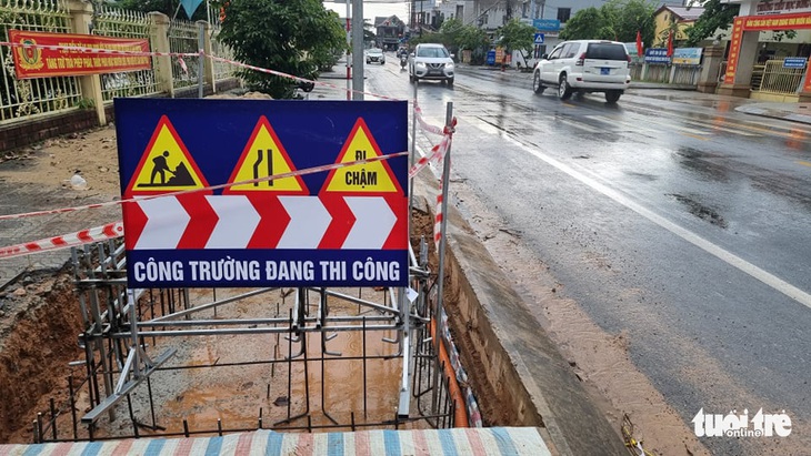 Sau vụ lan can cầu thành hàng rào nhà tù, phát hiện cổng chào cũng làm khi chưa có phép - Ảnh 1.