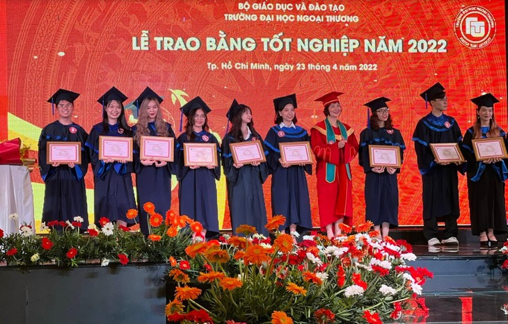 Cơ sở II Trường đại học Ngoại thương được Bộ Giáo dục và đào tạo tặng cờ thi đua - Ảnh 2.