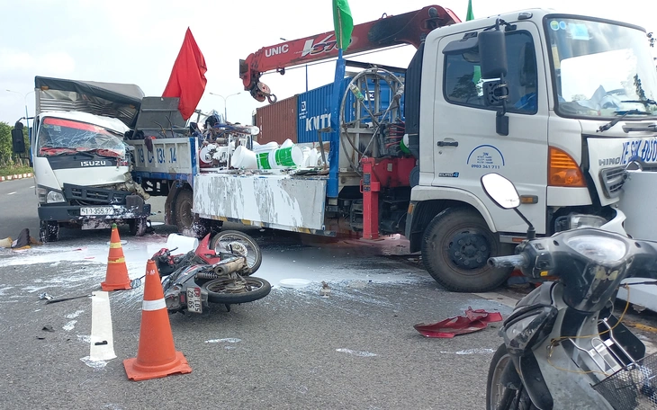 Tài xế xe ôm công nghệ lên cơn co giật nằm trên đường bị ô tô chạy đến tông trúng - Ảnh 2.