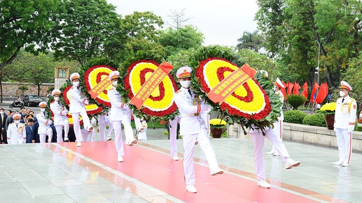 Lãnh đạo Đảng, Nhà nước vào lăng viếng Chủ tịch Hồ Chí Minh - Ảnh 6.