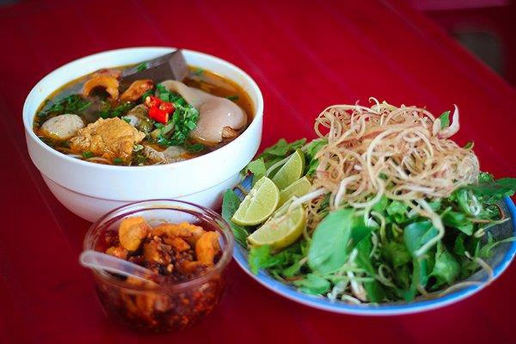 Bún bò Huế vào bữa trưa của trẻ em Nhật: Hơi cay nhưng rất ngon ạ - Ảnh 3.