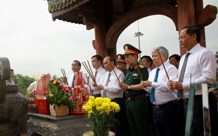 Chủ tịch nước dâng hương tưởng niệm anh hùng liệt sĩ Thành cổ Quảng Trị