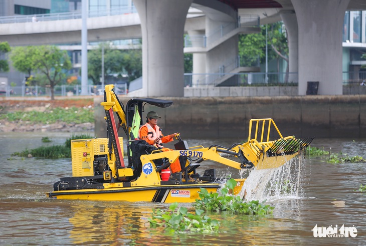 Cỗ máy gom rác làm đẹp cho sông Sài Gòn đón lễ 30-4 - Ảnh 3. Cỗ máy gom rác làm đẹp cho sông Sài Gòn đón lễ 30-4 - Ảnh 3.