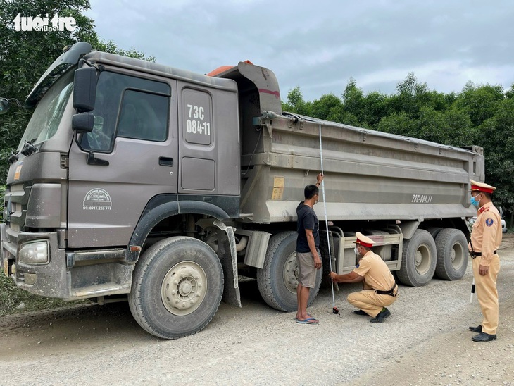 CSGT cắt thùng xe cơi nới ngay tại chỗ, phạt tiền lớn - Ảnh 2.