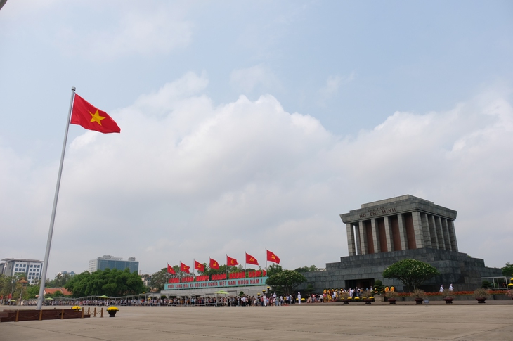 Người nối dài hàng cây số để vào lăng viếng Chủ tịch Hồ Chí Minh - Ảnh 6.