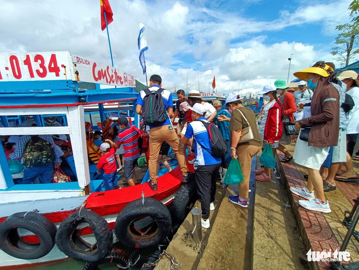 Du khách ùn ùn đi tour đảo Nha Trang dù trời mưa - Ảnh 3.