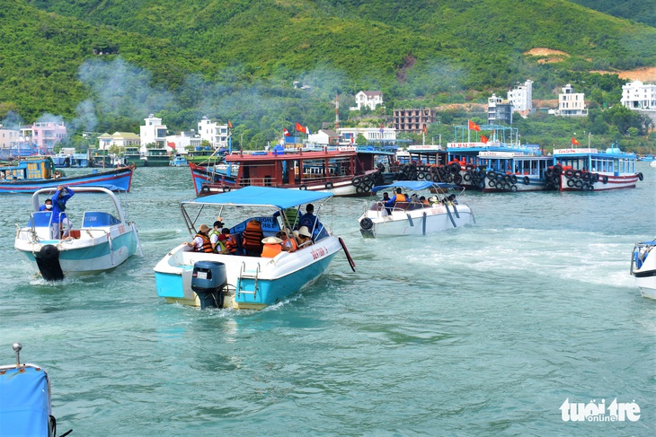 Du khách ùn ùn đi tour đảo Nha Trang dù trời mưa - Ảnh 4.