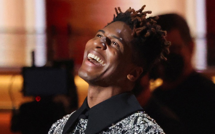 Grammy 2022: Trong một thế giới trước họng súng...