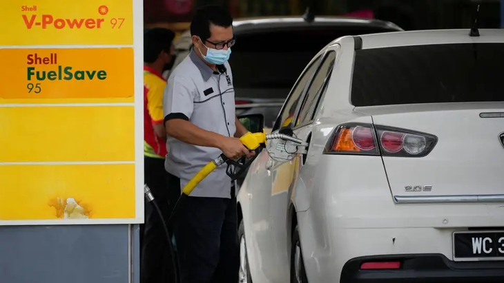 Giá xăng tăng cao, người Singapore chạy sang Malaysia ‘bơm nhờ’ - Ảnh 1.