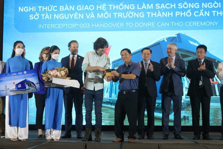 Bàn giao hệ thống thu gom rác tự động trên sông đầu tiên tại Việt Nam - Ảnh 1.